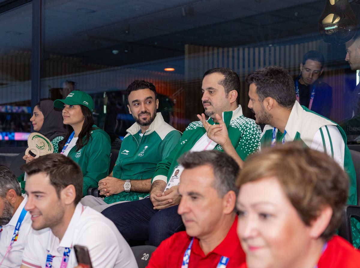 TeamSaudi's tweet photo. #حنا_معكم 🇸🇦⭐️

📸| من حضور سمو الرئيس @AbdulazizTF والوفد الرسمي في المسبح الأولمبي بـ 'لا ديفانس ارينا' لمتابعة ودعم السباحة الواعدة 'مشاعل العايد' في منافسات 200م حرّة ضمن دورة الألعاب الأولمبية #باريس2024 🏊‍♀️ https://t.co/oBLayL0V4I