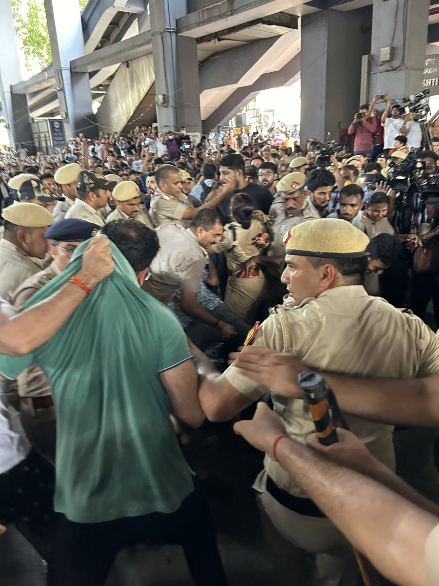 Jha_Swarnaa's tweet photo. दिल्ली पुलिस ने प्रोटेस्टर्स को करोल बाग मेट्रो स्टेशन के नीचे से प्रोटेस्ट खत्म करने को कहा.फिर बाद में उन्हें यहां से हटाया गया. 
 #RaoIAS #RajinderNagar https://t.co/SYdcvTXhls