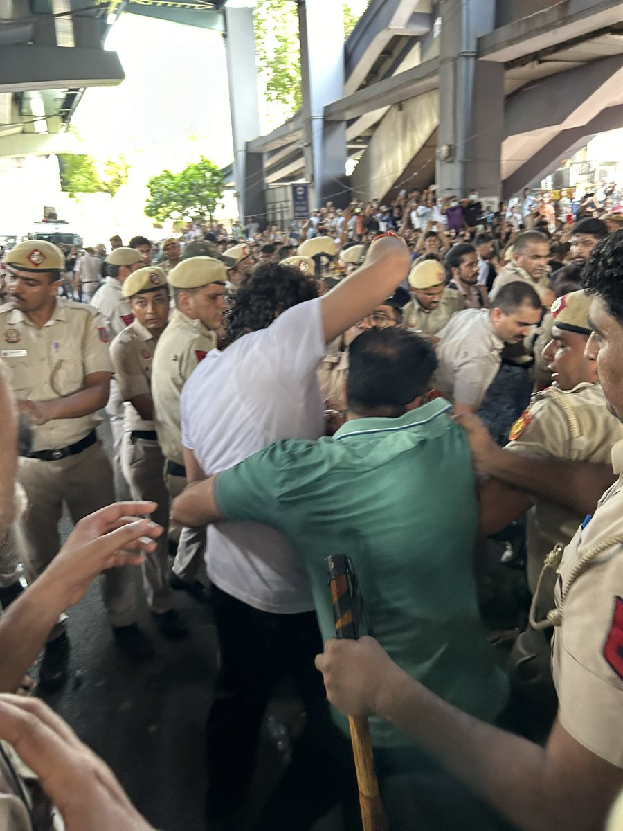 Jha_Swarnaa's tweet photo. दिल्ली पुलिस ने प्रोटेस्टर्स को करोल बाग मेट्रो स्टेशन के नीचे से प्रोटेस्ट खत्म करने को कहा.फिर बाद में उन्हें यहां से हटाया गया. 
 #RaoIAS #RajinderNagar https://t.co/SYdcvTXhls