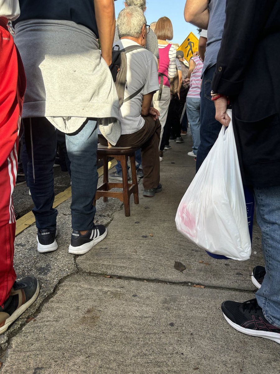 Conmueve la disposición de la gente, su compromiso, ilusión y esperanza. Estos son los días que que se convierten en fechas señaladas de la Historia. Dios con nosotros.