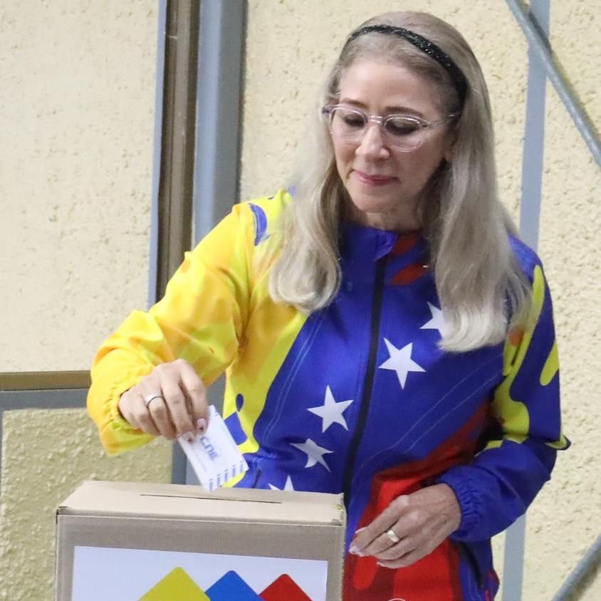 Inpsasel_vzla's tweet photo. #EnFotos•| Primera Combatiente Cilia Flores, ejerce su derecho al voto, junto al  Jefe de Estado @NicolasMaduro de cara a las Elecciones Presidenciales 2024, en la Escuela Ecológica Bolivariana Simón Rodríguez, ubicada en Fuerte Tiuna, Caracas.

#VotoPorLaPaz2024 https://t.co/OLkE6y2vEZ