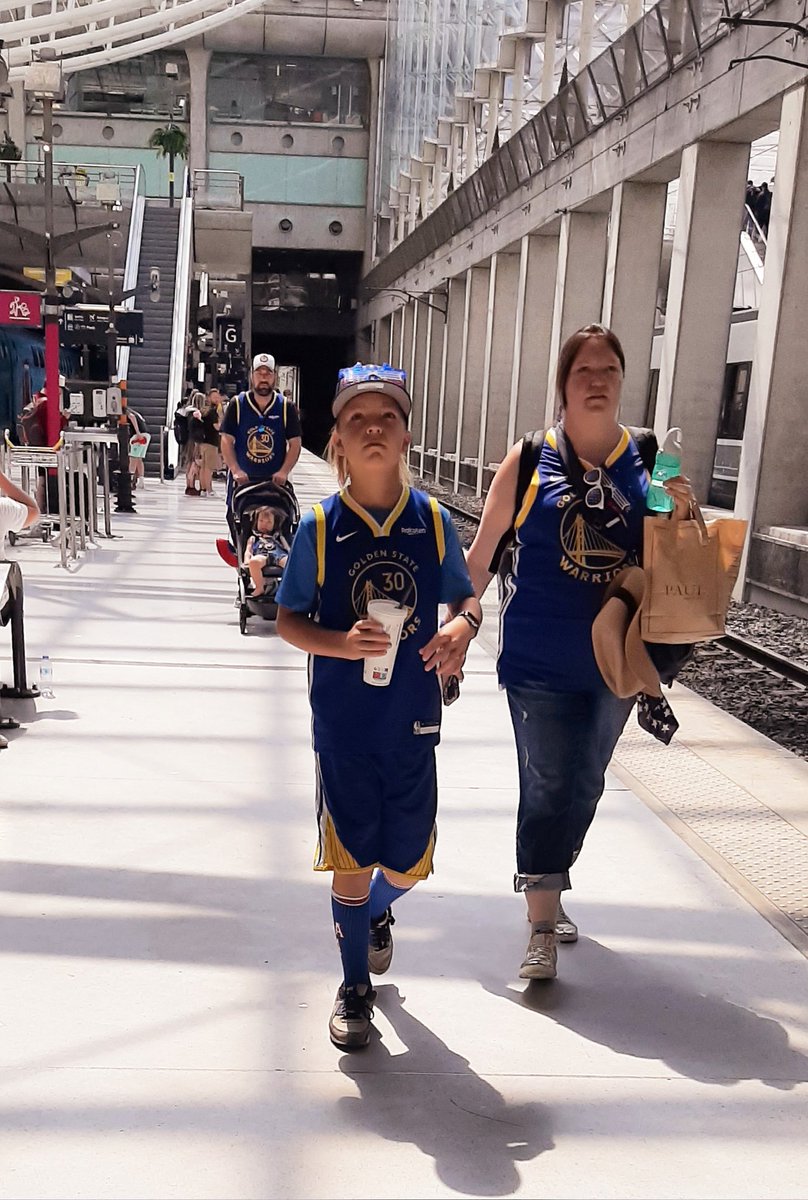 SebTouslas's tweet image. 🏀 En route vers le "plus grand tournoi de basket" de l'histoire comme vient de le qualifier @JMonclar. Comme cette famille où les 4 membres ont sorti la totale @StephenCurry30 😁
#JO2024 #Basketball