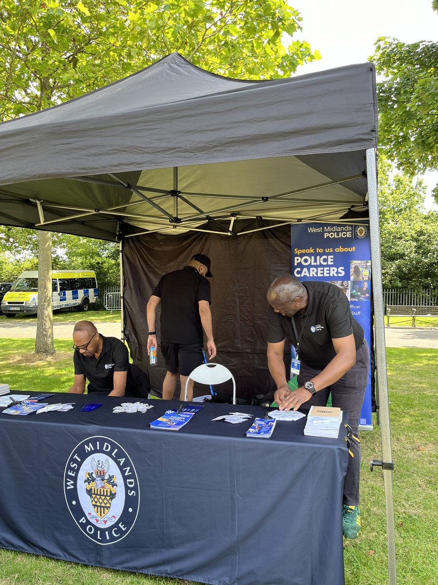 TimRobinsonOps's tweet image. Beautiful day in Handsworth park for Simmerdown 2024. Great briefing completed by @LozellsWMP &amp;amp; @HandsworthWMP and officers on hand for community engagement at this great event @BrumPolice Recruitment team also on hand so come and discuss a careers in @WMPolice