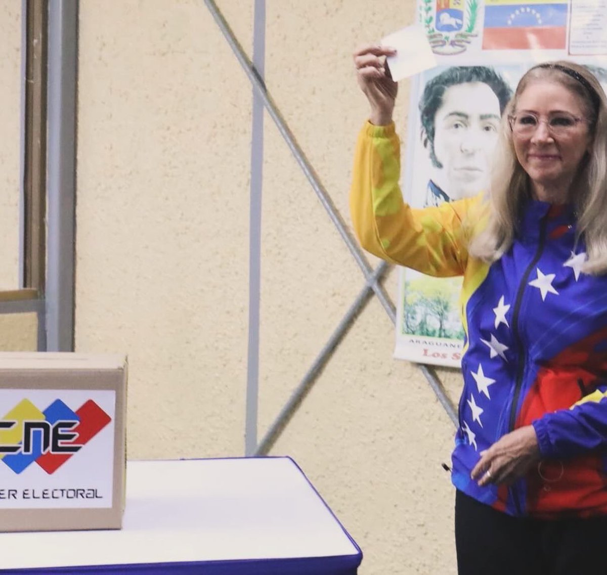 🔴#AlMomento || 🗳️🇻🇪El Presidente y candidato a la reelección <a href="/NicolasMaduro/">Nicolás Maduro</a> junto a la primera combatiente <a href="/ConCiliaFlores/">Cilia Flores</a> , ejercen su derecho al voto en la Escuela Ecológica Simón Rodríguez,  ubicada en Fuerte Tiuna, Caracas 

#VotaPorLaPaz