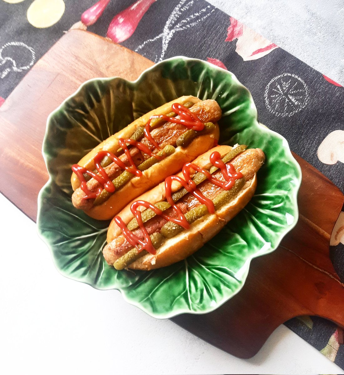 CrystalnVanilla's tweet photo. Vegan hot dogs. Richmond meat free sausages with gherkins and tomato ketchup in hot dog cobs. Absolutely delicious 😋 #Vegan https://t.co/ytQL307SVZ