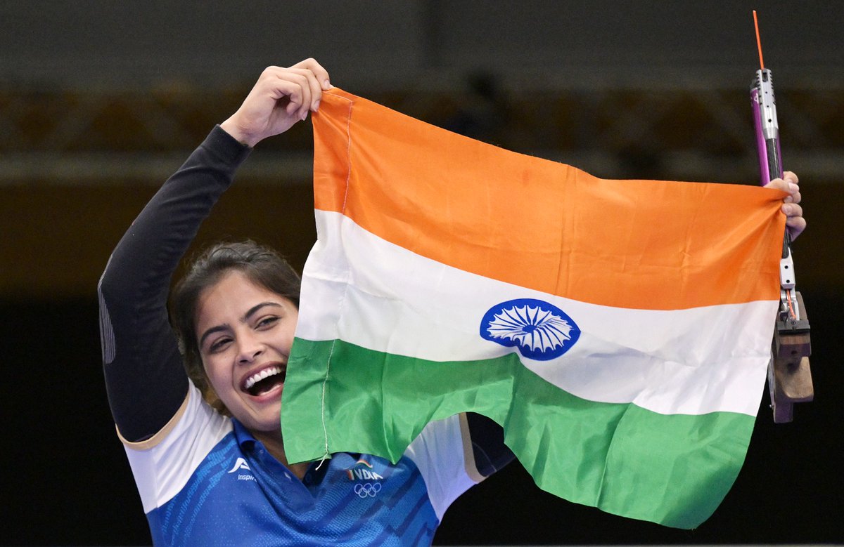 With her 10m air pistol bronze, #ManuBhaker becomes the first Indian woman shooter to win an Olympic medal.

📸Ritu Raj Konwar (<a href="/RRKonwar/">Ritu Raj Konwar</a>)