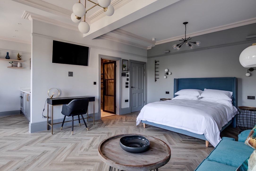 NeptuneApartme2's tweet photo. Unlock the perfect blend of #luxury and convenience for your #businessstay in #Cheltenham!
Enjoy #discountedrates, #spaciousapartments with workspaces, and central location.
Book now at #NeptuneApartments:
https://t.co/a2ZYBq2NDk ✨
#BusinessTravel #LuxuryApartments https://t.co/vLdooDMkCE