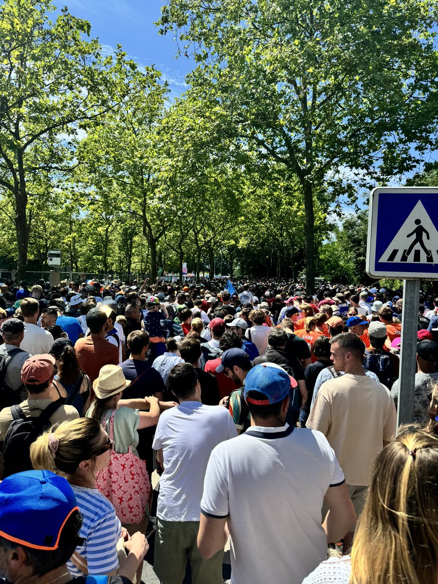 High hopes for a French gold medal at mountain biking = long queue to get in