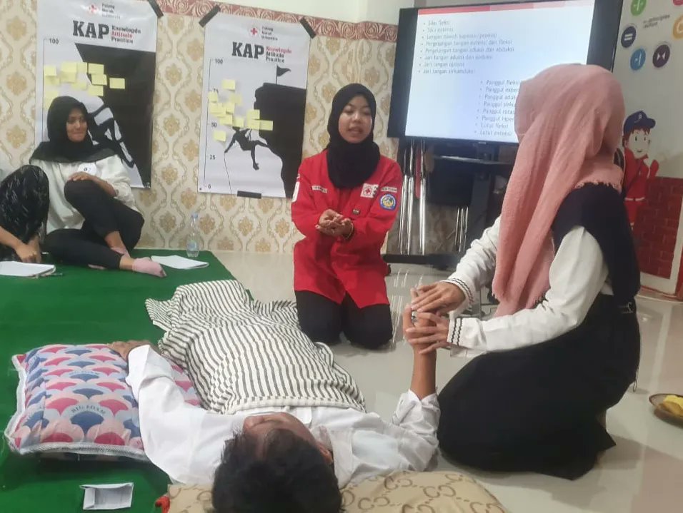 pmicilegon's tweet photo. Pertemuan Minggu ke-3 Pra Diklat KSR Markas @pmicilegon dengan materi Kesehatan Remaja, Perawatan Keluarga dan Posko diberikan kepada calon anggota KSR Markas @pmicilegon Minggu (28/7/2024)
#Diklatsar #KorpsSukarela #KSRPMICilegon #PMIKotaCilegon #Pradiklat #RelawanPMI #Cilegon https://t.co/rxNczw34ZR
