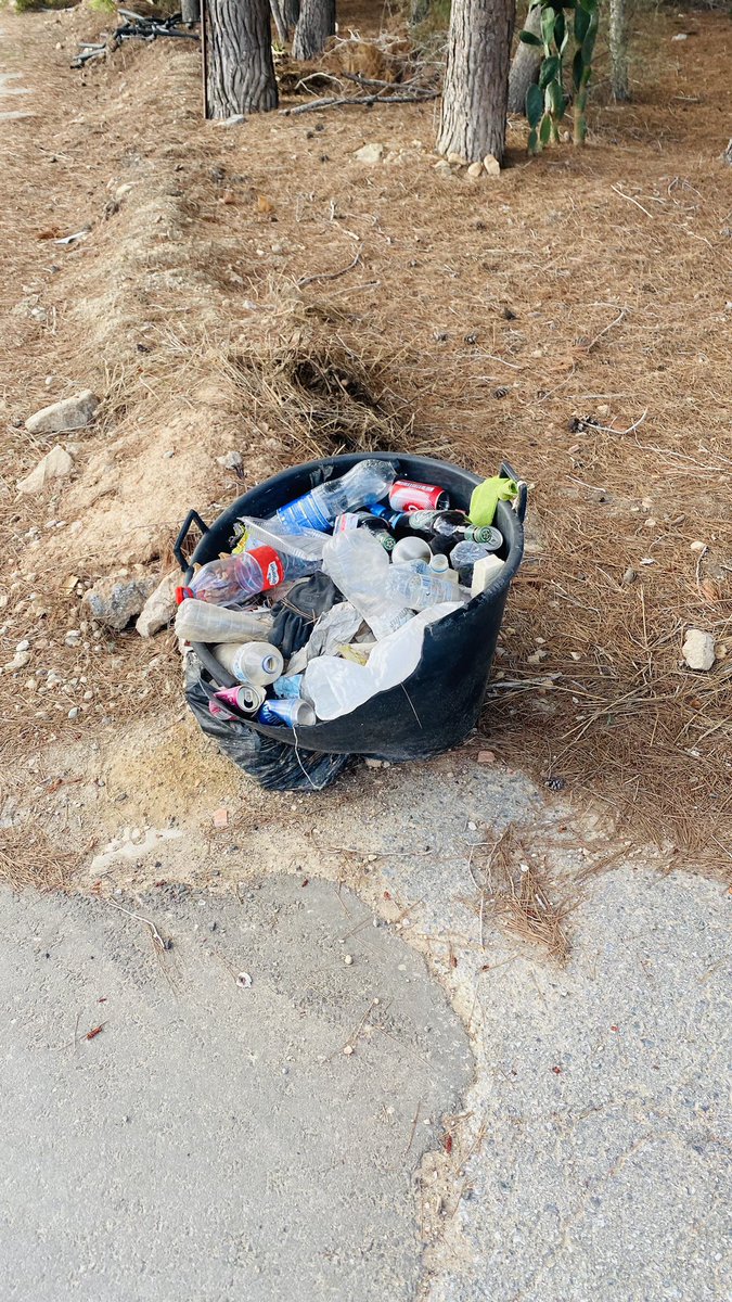 miSSlau06's tweet photo. @AytoMurcia ��Para cuándo limpiar la zona de Monte Cantalar en El Esparragal? La gente es muy poco cívica, de eso no hay duda, pero los servicios de limpieza podrían dar una vuelta por aquí de vez en cuando, que pagamos impuestos también y no pocos. 
Gracias 😊 https://t.co/3ALtUjLIvd