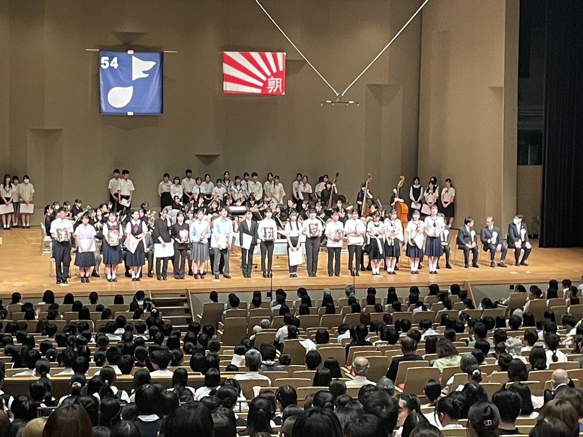 gm_shinkoukai's tweet photo. 今年も無事に全日程を終了しました。出演された皆様、審査員の方々、ご来場いただいた皆様に感謝申し上げます。「あなたへ！」の大合唱も聞かれ、コロナ前に戻ったような華やかな閉会式になりました。次回は令和7年7月26日〜27日に同じメイシアターで開催予定です。また来年お会いしましょう！ https://t.co/x2Rtp214lB