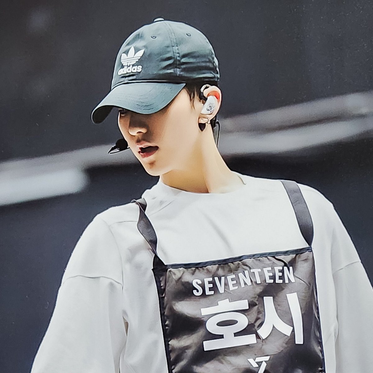 볼캡쓰면 똥글똥글한 코끝이랑 입술선 더 잘보여서 좋아
얼굴선도.. 너무 예쁘고