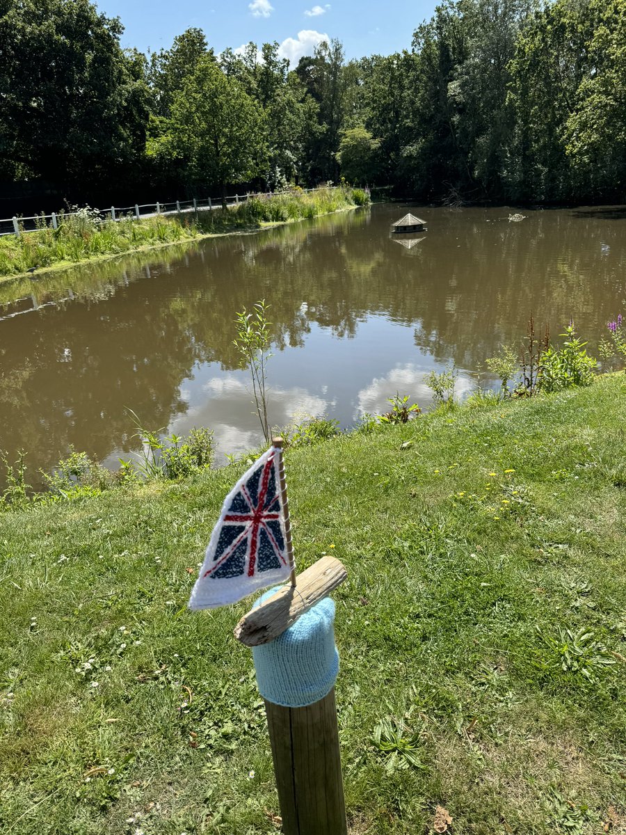 essayeffsee's tweet photo. #HurstHookers #Olympic2024 #Berkshire beautiful day for a bike ride and what a fantastic sight to see on the route.  Hurst Hookers have created a lovely scene for the village https://t.co/YINWBmrV59