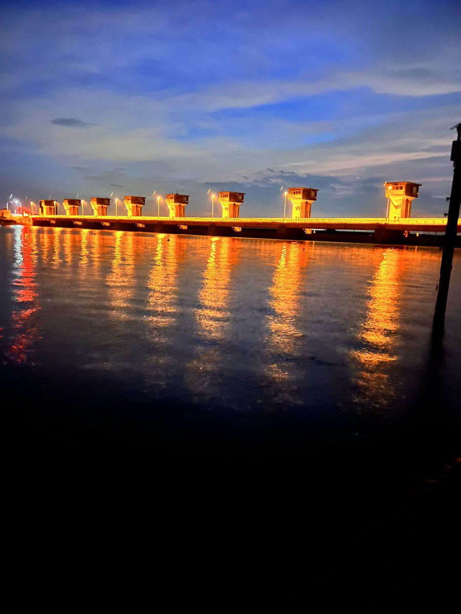 初めてナイトゲームしてるけど、何にも見えないんだけど😅