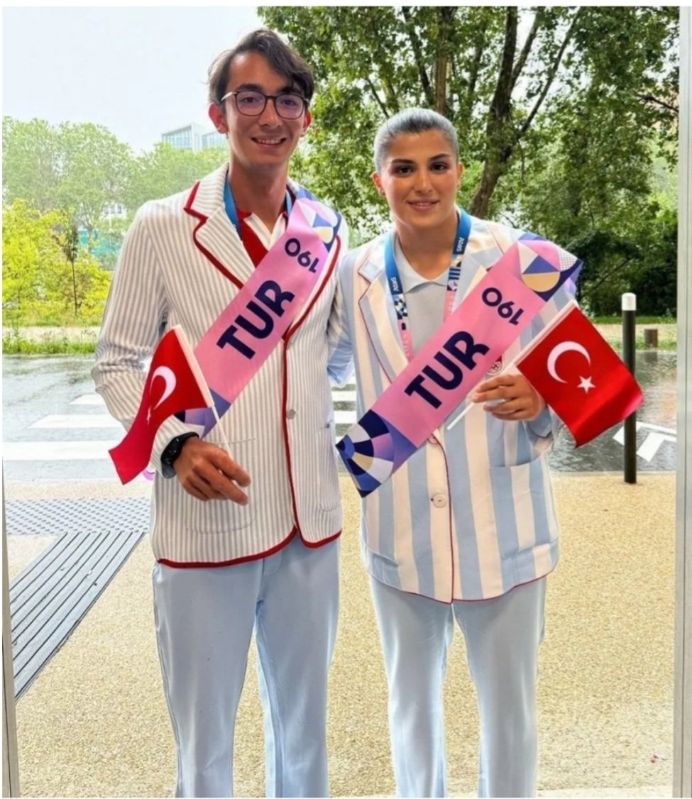 Afrodit98675861's tweet photo. Με αυτο το έκτρωμα δεν ασχοληθηκε κανεις.Θα μπορουσες να γελασεις,να σκεφτεις οτι ειναι η Εθνικη ομαδα Ρομά,αλλα οχι,ειναι οι γ@μοσπιτοι γειτονες μας.Επελεξαν να βαλουν εμφανιση γαλανολευκη αντι κοκκινη γιατι ο Κουλης τους εχει ταξει το Αιγαιο και θεωρουν οτι αυτο ειναι πια https://t.co/8hvG5ghf4b