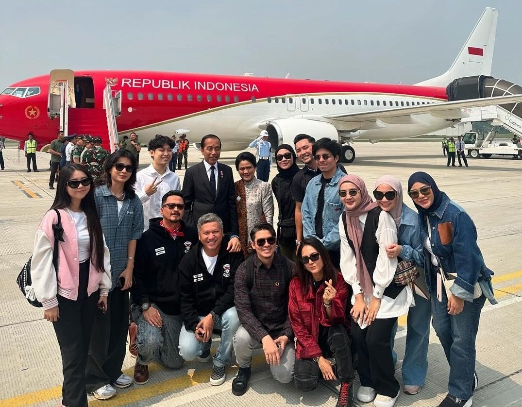 YTH <a href="/KemensetnegRI/">Sekretariat Negara</a>,

Mau tanya. Apakah pemberangkatan buzzer ini ke IKN menggunakan duit pribadi <a href="/jokowi/">Joko Widodo</a>, atau pakai anggaran negara?

Atas jawabannya saya ucapkan terima komisi 🙏