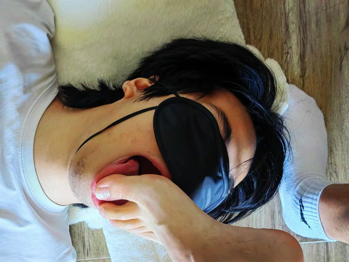 AnMoOK10's tweet photo. 嘿嘿发波库存～
虽然我是0.5也喜欢大🍆，
但是我也喜欢被骚m舔脚深喉鸡巴嘿嘿😈😈🍆（还有视频版粗口口射就不发出来了）
有没有骚0想闻我的袜子，舔我的脚呀
#广东汕头 #0 #1 #大学生 #大学宿舍 #骚狗 #舔脚 #深喉吞精 #sm https://t.co/VPFO9JAJCm
