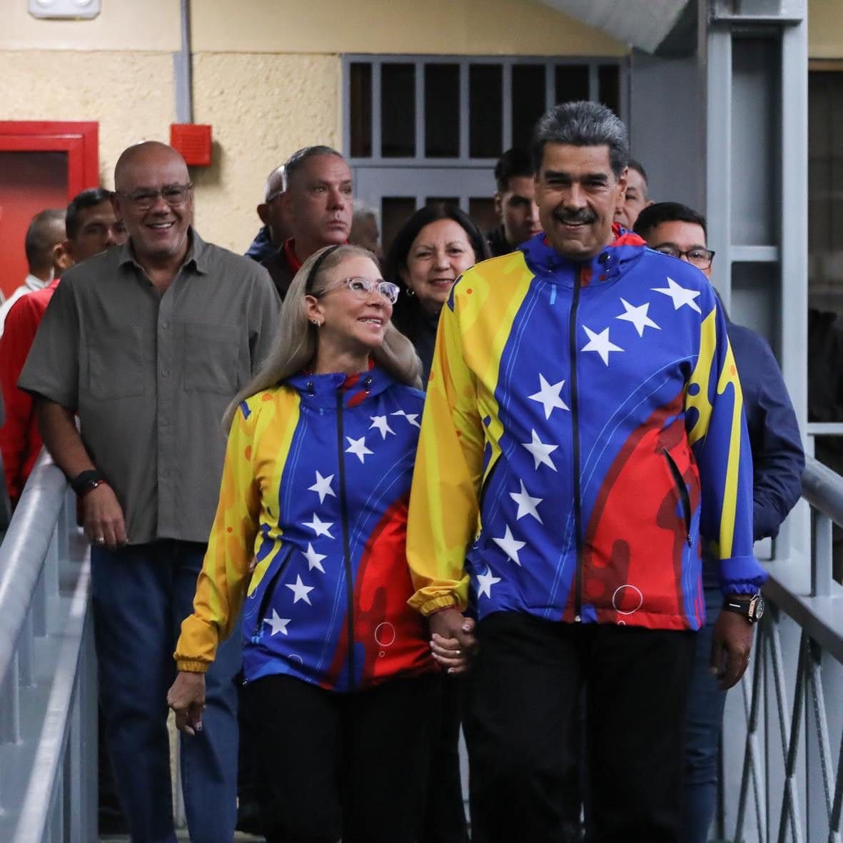 Unidad, Lucha, Batalla y Victoria.

Nuestro Presidente Obrero garante de la Paz de nuestra hermosa Patria  ejerció su derecho al sufragio.
“Hoy es un día de alegría e invito al pueblo a salir a los centros electorales y ejercer su derecho constitucional”.

#VotaPorLaPaz2024