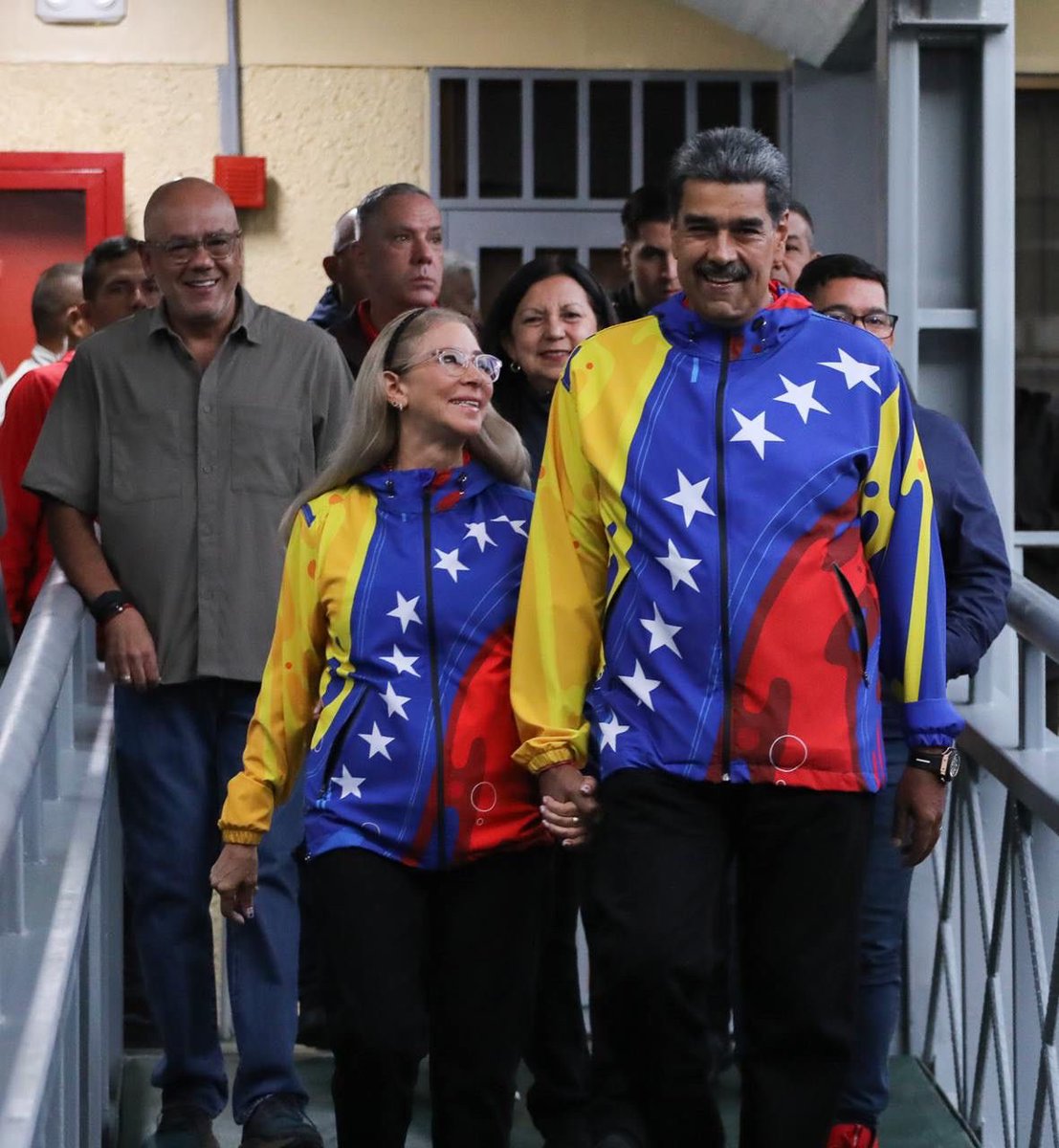 #28Jul | Nuestro Pdte. @NicolasMaduroen compañía de la Primera Combatiente <a href="/ConCiliaFlores/">Cilia Flores</a> ya ejerció su derecho al voto. Participa tú también con tu voto por la #Paz y el #Futuro #VotaPorLaPaz2024 <a href="/PartidoPSUV/">PSUV</a>
