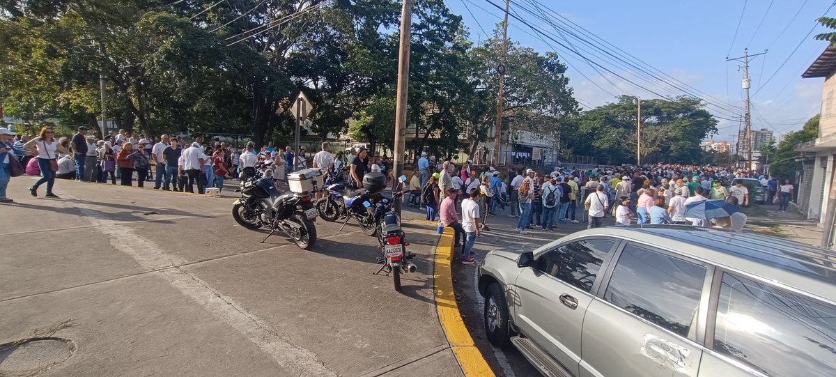 De esta magnitud el gentío hoy #28Jul asistente a la votación en el centro electoral ubicado en el Liceo Ambrosio Perera, al este de #Barquisimeto. Repleto de votantes como nunca antes, en su mayoría de la tercera edad.