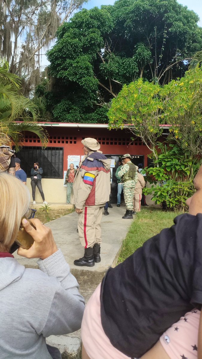 ygarlis's tweet photo. Desde la Casa de la Cultura del Paso Ali Landaeta, aún no se apertura para ejercer el voto por falta de un técnico, cola muy larga #CNE @farith15  @HectoRodriguez https://t.co/hVuOUQ5CER