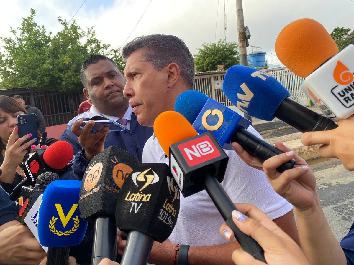 🇻🇪🗳️ 7:45 AM | El ex gobernador del estado Lara, Henri Falcón, se encuentra en las afueras del centro de votación ubicado en el Gimnasio Los Horcones de la Carucieña, y llama a la población a ejercer su derecho en paz y civismo.