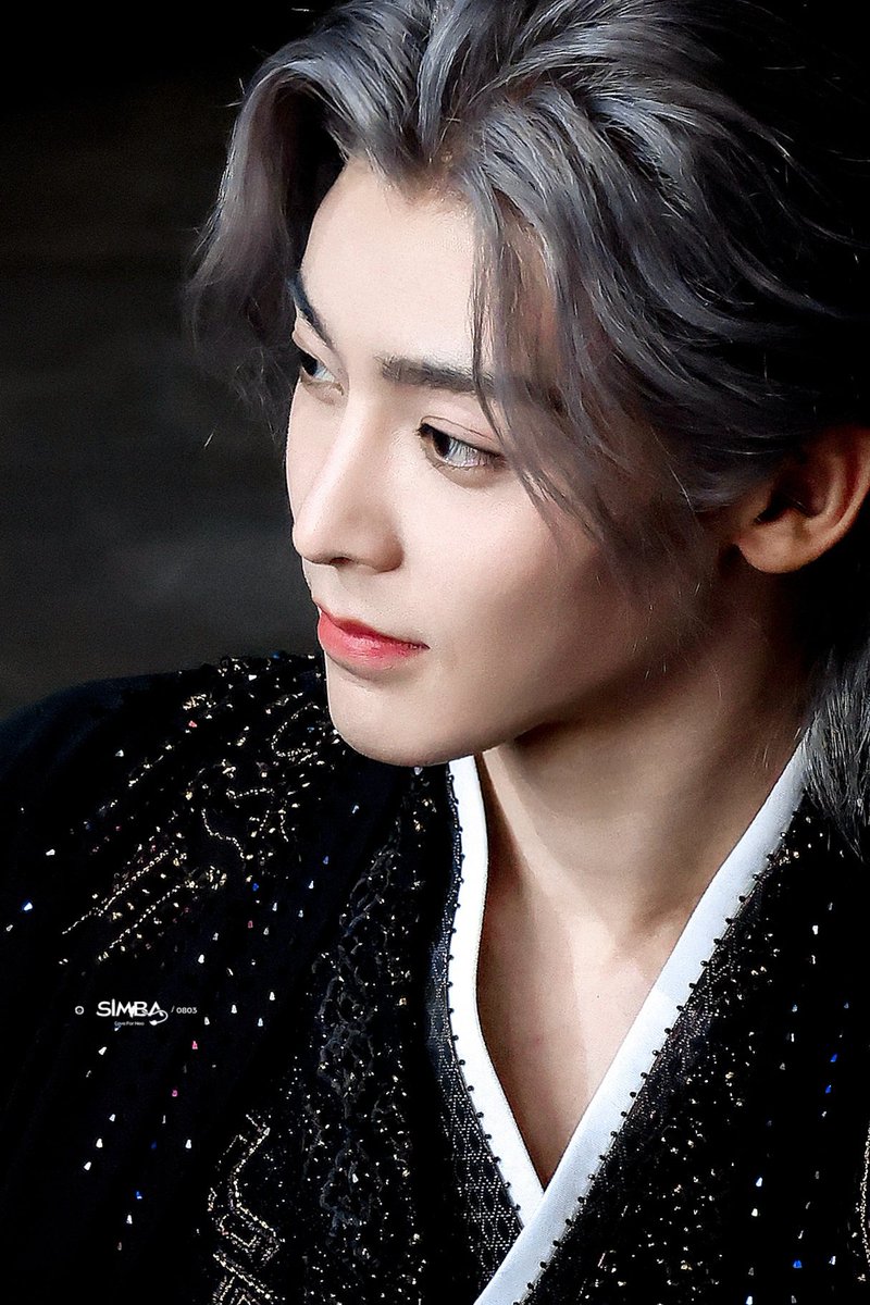 "ถ้าผมตื่นคุณจะหายไปไหม"

"แน่นอนสิ ก็ข้าอยู่ได้แค่ในฝันของเจ้า"

"งั้นผมไม่ตื่นได้ไหม"

"ไม่ได้หรอก"

"..."

"โลกแห่งความจริงกำลังรอเจ้าอยู่นะ"

"แต่ไม่มีคุณ"

"ไว้เจ้าหลับฝัน เราค่อยเจอกันใหม่ก็ได้"

"ถ้าผมหลับ คุณจะมาแน่ใช่ไหม"

คุณยิ้ม
หากแต่กลับไร้ซึ่งคำตอบใด..

#ฟิคจรอนันต์