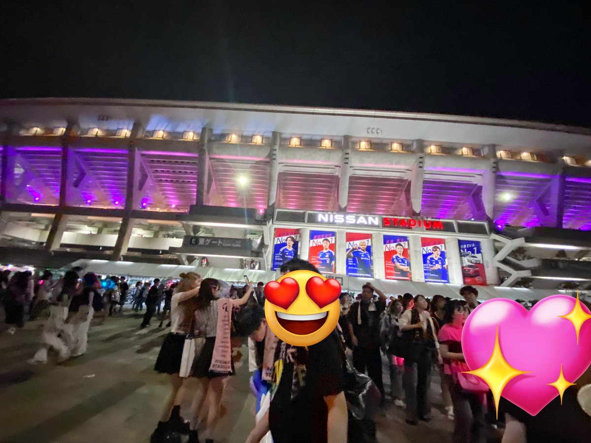 akane_suga's tweet photo. 7/27
TWICEの日産スタジ���ム公演行ってきました✨
人生で1回は行ってみたいと思ってたTWICEのライブだったのですごく嬉しかった😭
でもペンラが上手く接続出来ずついたりつかなかったりで思いっきりは楽しめなかった😢
花火が上がったのめっちゃテンション上がった💕
#TWICE https://t.co/5yUFWgX9FV