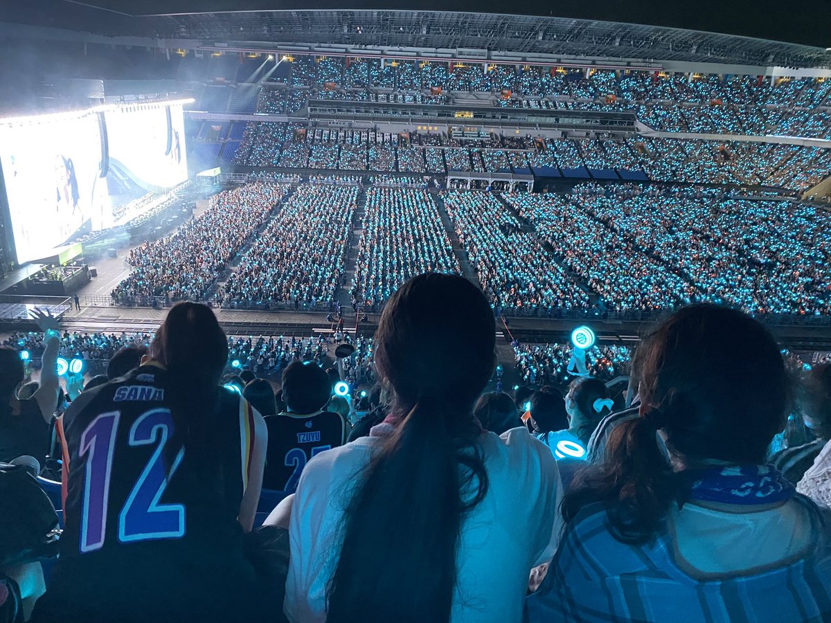 akane_suga's tweet photo. 7/27
TWICEの日産スタジ���ム公演行ってきました✨
人生で1回は行ってみたいと思ってたTWICEのライブだったのですごく嬉しかった😭
でもペンラが上手く接続出来ずついたりつかなかったりで思いっきりは楽しめなかった😢
花火が上がったのめっちゃテンション上がった💕
#TWICE https://t.co/5yUFWgX9FV