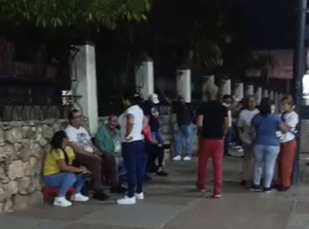 Es Noticia (@esnoticiavzla_) on Twitter photo En Falcón los centros en los municipios Miranda, Carirubana, Falcón, Dabajuro, Silva, Buchivacoa, Zamora, tuvieron electores en cola desde anoche para esperar a que abrieran centros de votación y ejercer su derecho al voto.
Vía <a href="/BarbozaRuiz/">Lisbeth Barboza/Periodista</a> En Falcón los centros en los municipios Miranda, Carirubana, Falcón, Dabajuro, Silva, Buchivacoa, Zamora, tuvieron electores en cola desde anoche para esperar a que abrieran centros de votación y ejercer su derecho al voto.
Vía <a href="/BarbozaRuiz/">Lisbeth Barboza/Periodista</a>