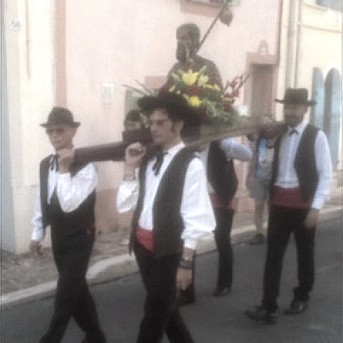 rnpuget's tweet photo. Puget avec ses traditions ... ses villageois🏘, son église⛪️,  sa messe , ...Puget fête son saint patron, saint Jacques le Majeur . Culture , patrimoine , convivialité seront toujours des valeurs qui nous tiennent à cœur.  🫂 https://t.co/dhG1yHHMJA