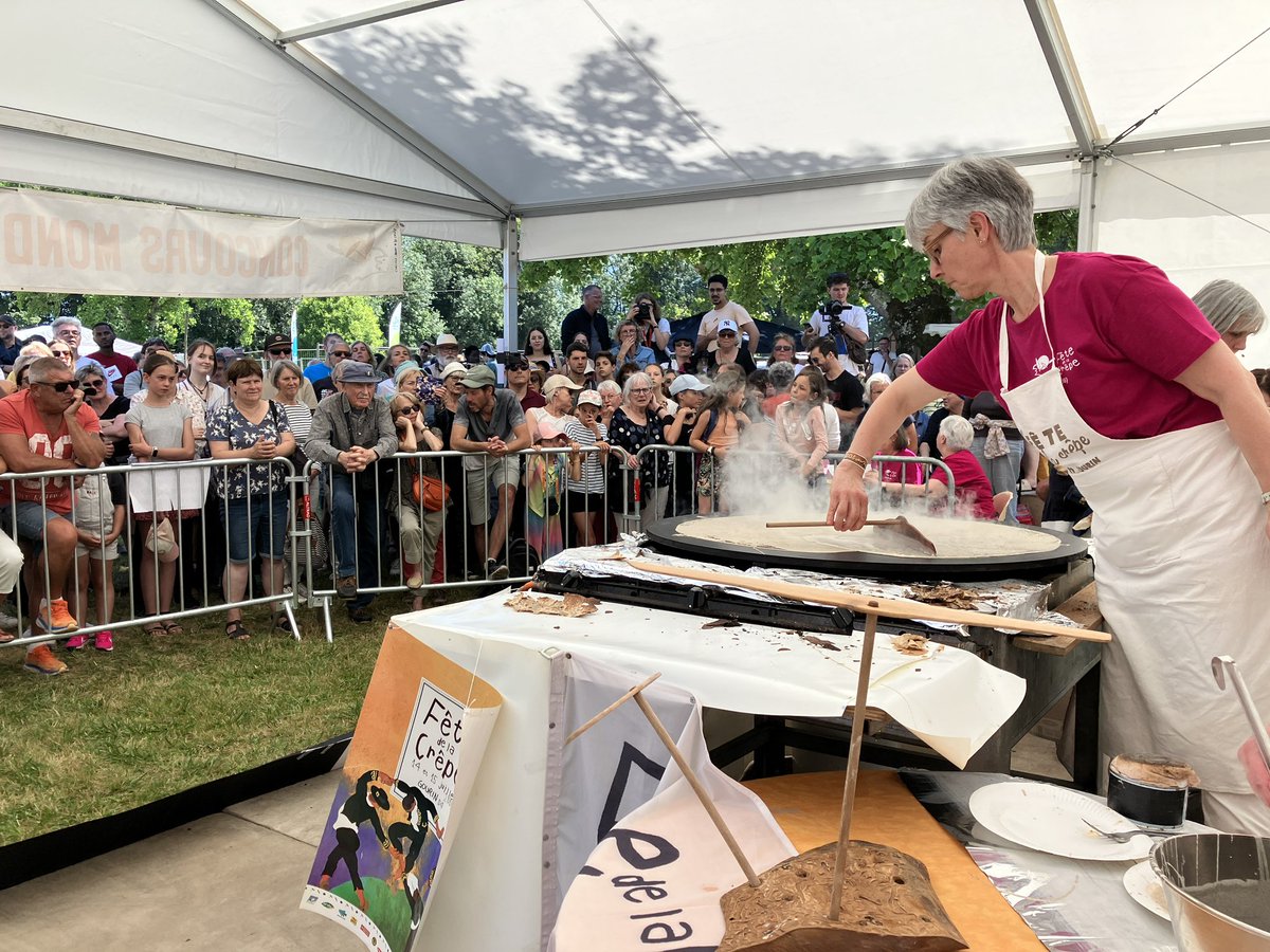 isa_rettig's tweet photo. Gourin (56) accueille ce dimanche sa traditionnelle fête de la crêpe et le concours mondial de la plus grande crêpe sur un bilig d’1m02. Record à battre ( qui tient depuis 2005): 96cm #crepe #bretagne https://t.co/fbpBH2WBpC