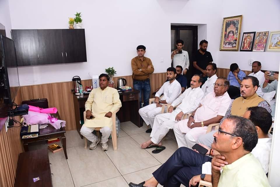 BJP4Rajasthan's tweet photo. भाजपा प्रदेश अध्यक्ष श्री @madanrrathore ने आज भाजपा पदाधिकारियों एवं कार्यकर्ताओं के साथ प्रधानमंत्री श्री @narendramodi के 'मन की बात' कार्यक्रम के माध्यम से प्रेरक विचारों को सुना।

#ManKiBaat https://t.co/pGyydDGAx4