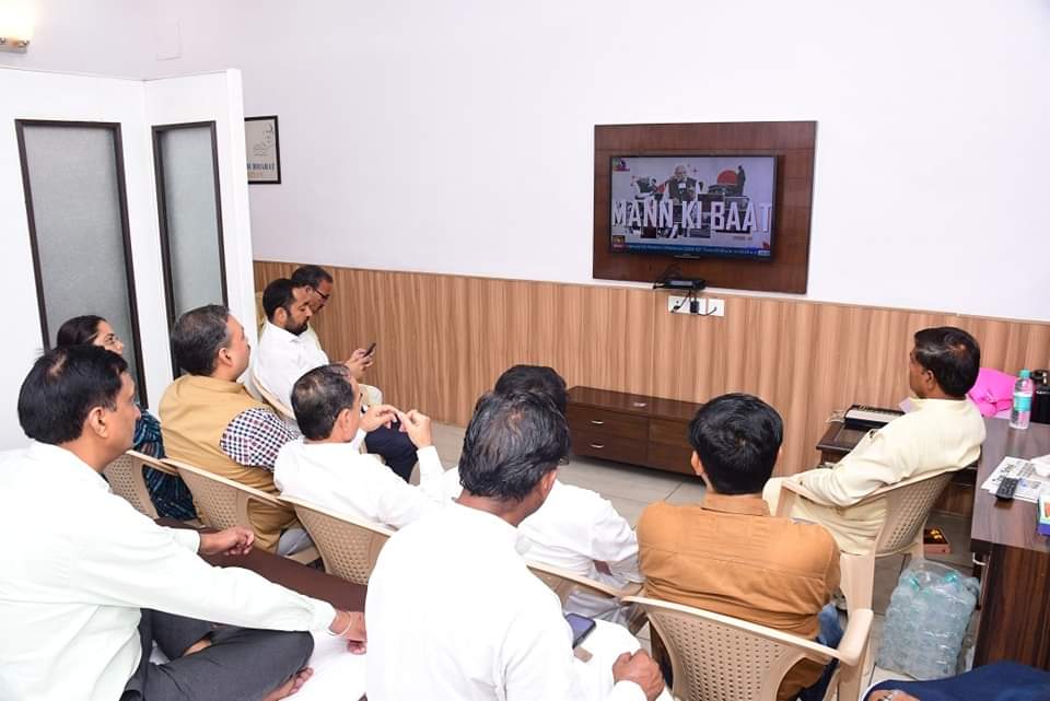 BJP4Rajasthan's tweet photo. भाजपा प्रदेश अध्यक्ष श्री @madanrrathore ने आज भाजपा पदाधिकारियों एवं कार्यकर्ताओं के साथ प्रधानमंत्री श्री @narendramodi के 'मन की बात' कार्यक्रम के माध्यम से प्रेरक विचारों को सुना।

#ManKiBaat https://t.co/pGyydDGAx4