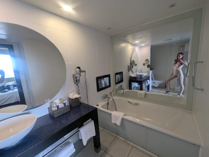 I i have a tv in the bathroom where i am staying https://t.co/mxn6ixLb7X<a href="/tag/rosewednesday"class="tags"><span>#rosewednesday</span></a>