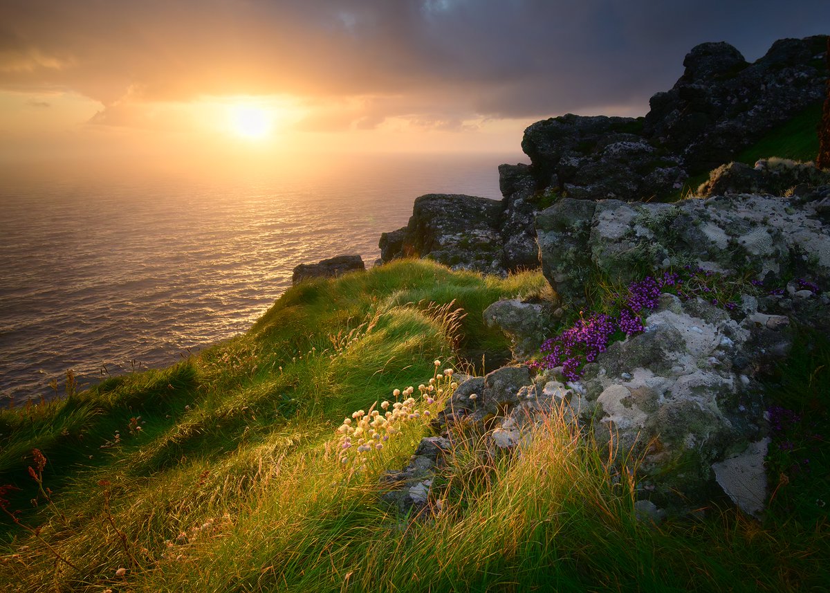 DamianShields1's tweet photo. Atlantic sunset, Dingle Peninsula #Ireland #Kerry #Dingle https://t.co/ERVTYHnQjn https://t.co/yg3yAJ7Gwk
