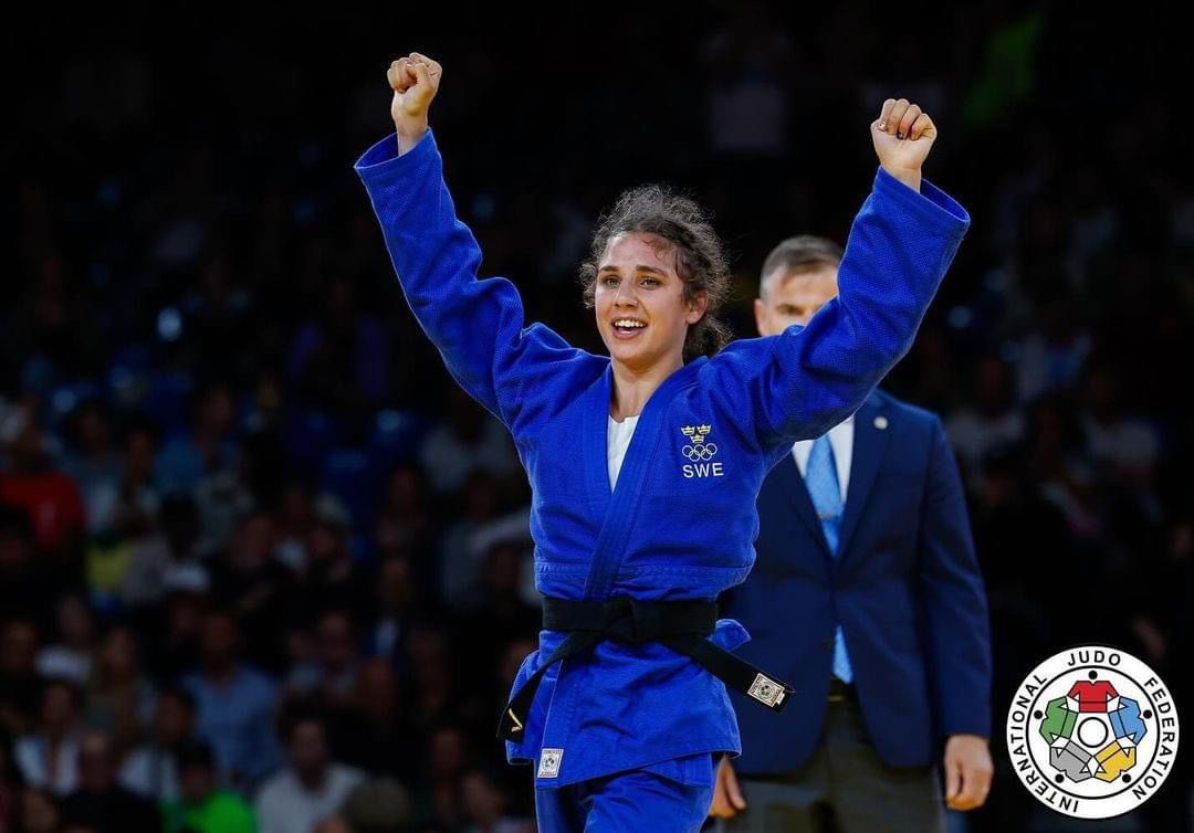First 🇸🇪medal in Paris Olympics. 18 year old Tara Babulfath wins bronze in Judo!