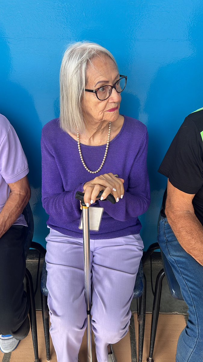Asistí a mi abuela a votar con 93 años y a las 6:30 am ya estábamos en la cola, luego me toco votar a mi con las esperanzas intactas, a las 7:30 am ya habíamos votado los 2 y tu ya votaste? 🇻🇪🙏🏻✅