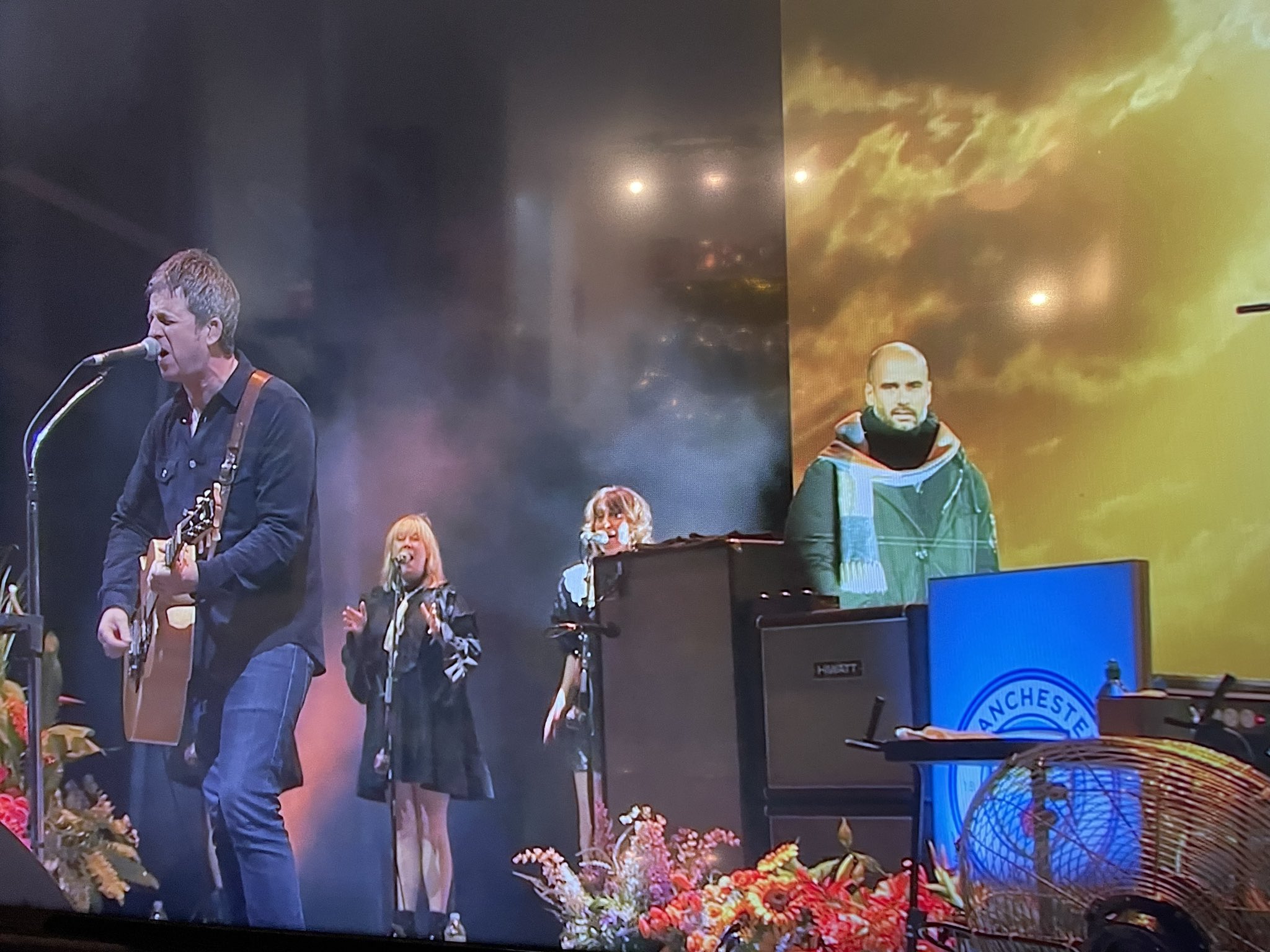 日本未発売マンチェスターシティオアシスノエルコラボステイトメントボール