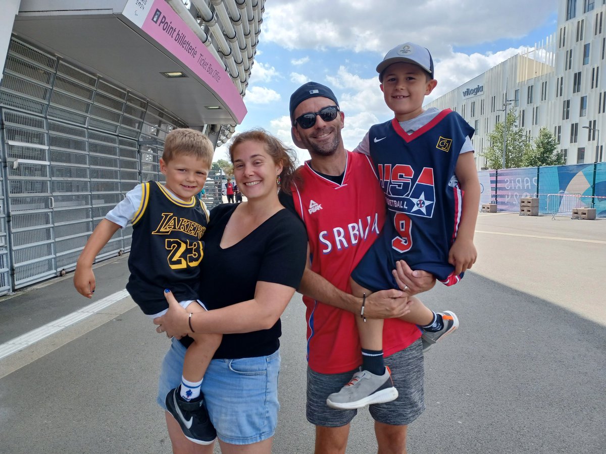 alexia_ighirri's tweet photo. A Lille, les spectateurs du stade Pierre-Mauroy sont aux couleurs de l'affiche du jour Serbie-USA.

Antoine, fan des Serbes, et Julia sont venus de Vendée avec leurs enfants, qui vibrent eux pour LeBron, Tatum et la teamUSA.
#USABMNT #Basketball #Paris2024 https://t.co/hydzPQMCwW
