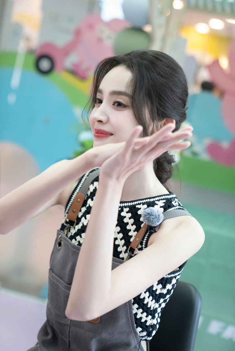 cdrama_update's tweet photo. #Gulinazha for #FaFaStore
More snaps - https://t.co/Fe634MVR4d
#GulinazhaerBaihetiyaer #古力娜扎 #娜扎
#马栏花花便利店 https://t.co/xB1gBBt8FC