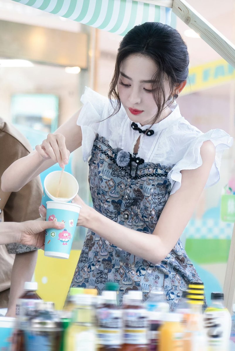 cdrama_update's tweet photo. #Gulinazha for #FaFaStore
More snaps - https://t.co/Fe634MVR4d
#GulinazhaerBaihetiyaer #古力娜扎 #娜扎
#马栏花花便利店 https://t.co/xB1gBBt8FC
