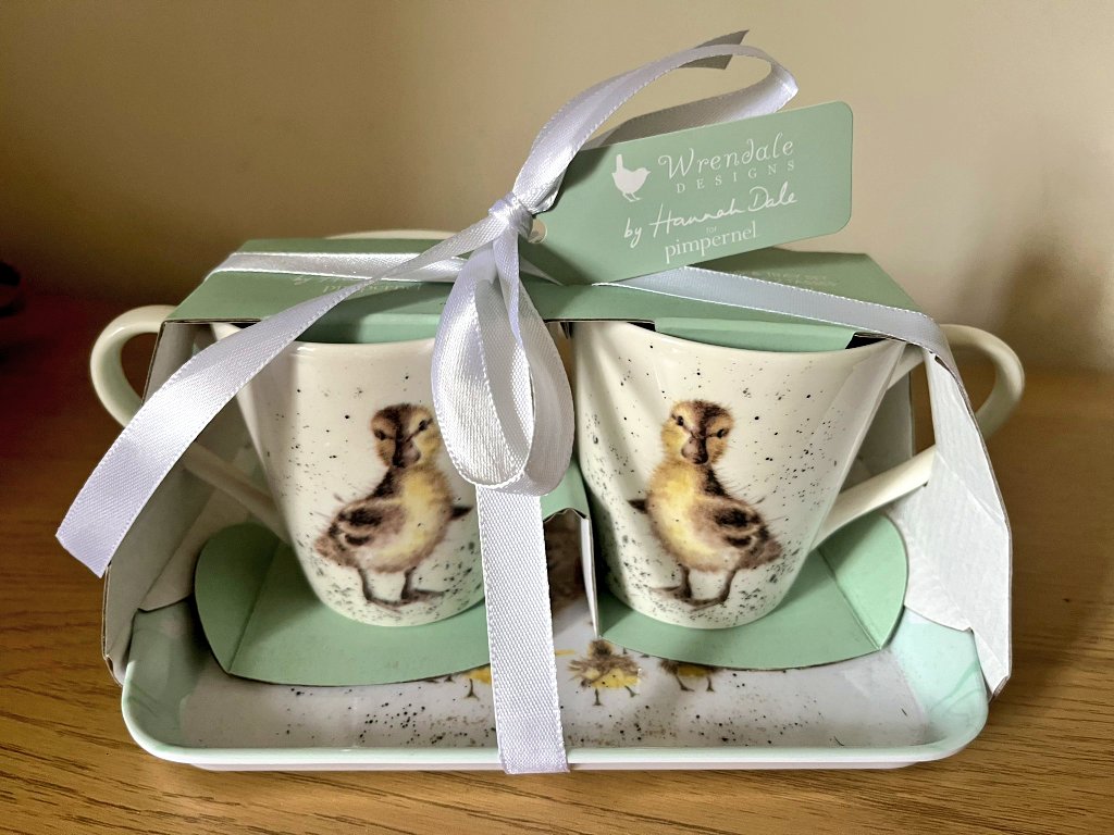Nightowl400's tweet image. Lot 7Z

Kindly donated by @Buddybear115

Starting bid of £10.00 please 🙏 

Wrendale set, 2 mugs and tray with cute duckling design 🦆

Please Tweet all bids to @Buddybear115 include the Lot Number and #TeamZay 
Please bid generously 🙏