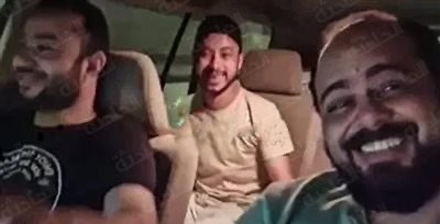 سنة 2023 ثلاث مصريين بقطر شافوا مصري يبكي بالشارع من الهموم ومامعه فلوس اخذوه لبيتهم اكلوه شربوه لكن القدْر يبقى قدْر فعل بهم ابشع جريمة في تاريخ قطر بعد ما احسنوا له 

ثريد قصة مصاريا قطر المحزنه اتق شر من احسنت اليه ..💔