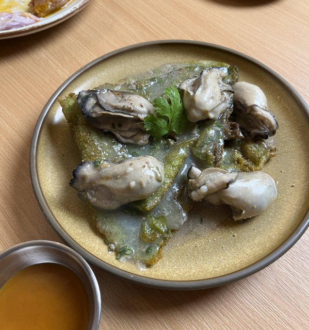 スクンビット33のペッピーナ横にできた新しいタイ居酒屋「Sotthep」がめちゃめちゃ良かった！とくにパクチーの牡蠣チヂミと空芯菜炒めは騙されたと思って食べてみて欲しい🥢 席数に限りがあるため予約推奨💡 　 📍Sotthep<a href="/tag/%E3%82%A2%E3%83%95%E3%82%BF%E3%83%8C%E3%83%BC%E3%83%B3%E3%83%86%E3%82%A3%E3%83%BC"class="tags"><span>#アフタヌーンティー</span></a><a href="/tag/%E3%83%90%E3%83%B3%E3%82%B3%E3%82%AF"class="tags"><span>#バンコク</span></a><a href="/tag/intercontinentalbangkok"class="tags"><span>#intercontinentalbangkok</span></a>