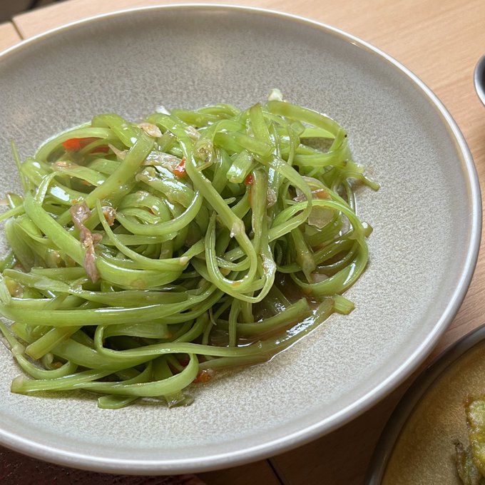 スクンビット33のペッピーナ横にできた新しいタイ居酒屋「Sotthep」がめちゃめちゃ良かった！とくにパクチーの牡蠣チヂミと空芯菜炒めは騙されたと思って食べてみて欲しい🥢 席数に限りがあるため予約推奨💡 　 📍Sotthep<a href="/tag/%E3%82%A2%E3%83%95%E3%82%BF%E3%83%8C%E3%83%BC%E3%83%B3%E3%83%86%E3%82%A3%E3%83%BC"class="tags"><span>#アフタヌーンティー</span></a><a href="/tag/%E3%83%90%E3%83%B3%E3%82%B3%E3%82%AF"class="tags"><span>#バンコク</span></a><a href="/tag/intercontinentalbangkok"class="tags"><span>#intercontinentalbangkok</span></a>