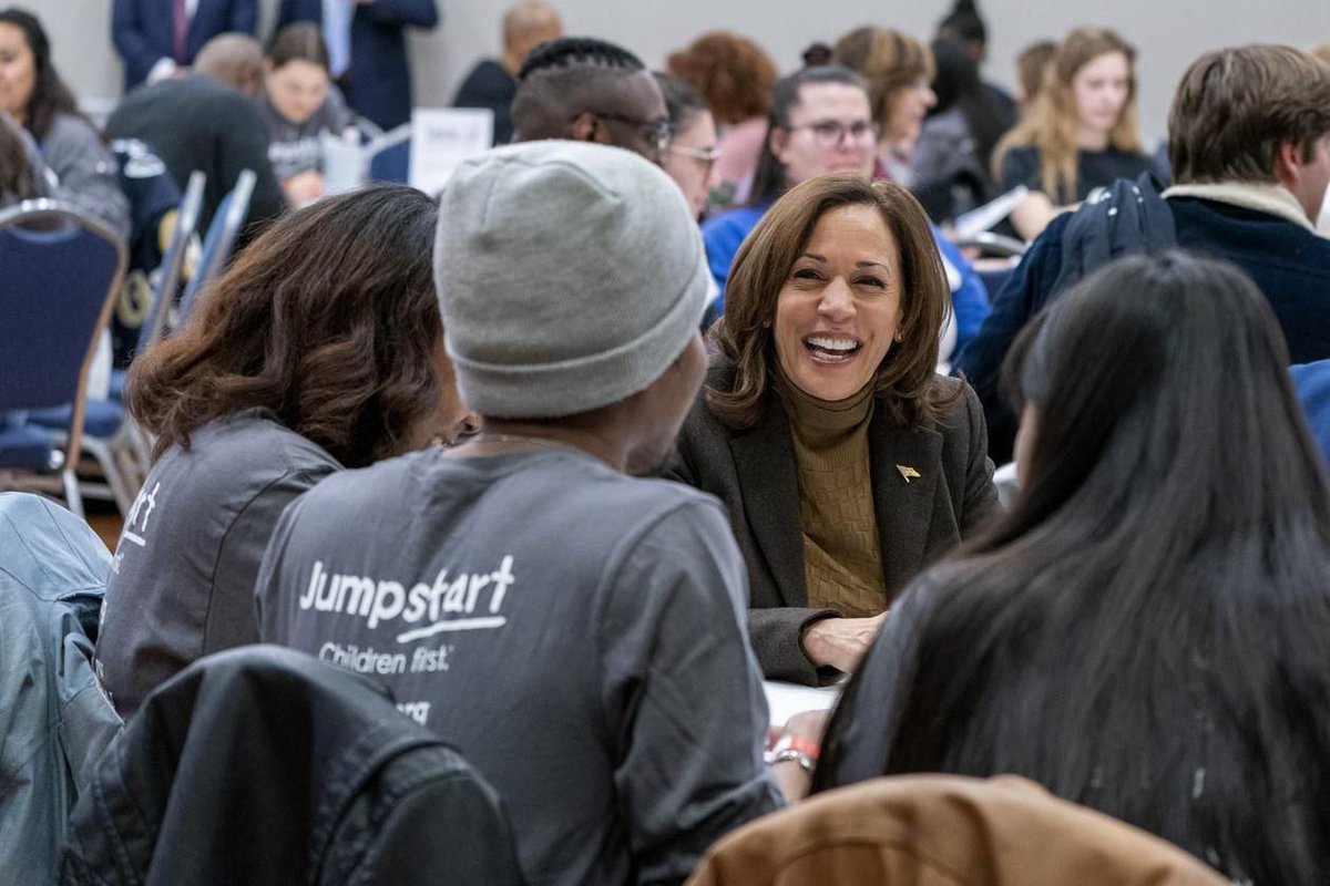 Renata59410304's tweet photo. Intanto la #Campagna elettorale
di #KamalaHarris ha raccolto più
di 200 milioni in pochi giorni. Più di due terzi della somma provengono da nuovi donatori.
"Lo slancio e l'energia di #KamalaHarris sono sinceri e leali
così come i Fondamenti di queste Elezioni" #MichaelTyler 🇺🇲 https://t.co/5jVXiIBaTl
