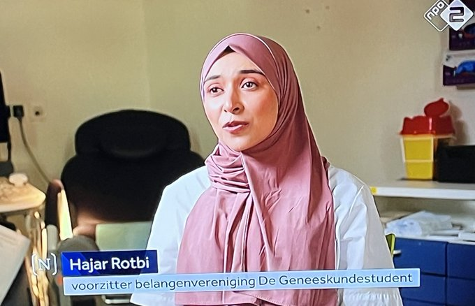 rijswijkjan1's tweet photo. Hoe is het mogelijk dat in onze medische belangenvereniging een moslima Voorzitter wordt gekozen, die vervolgens de islamitische regels aan de Universiteiten wil opleggen.

Waarom laten jullie @studentenbond 
@gronstudbond 
@srvubond je de wil opleggen door de Islaam? https://t.co/naaKezzuL9