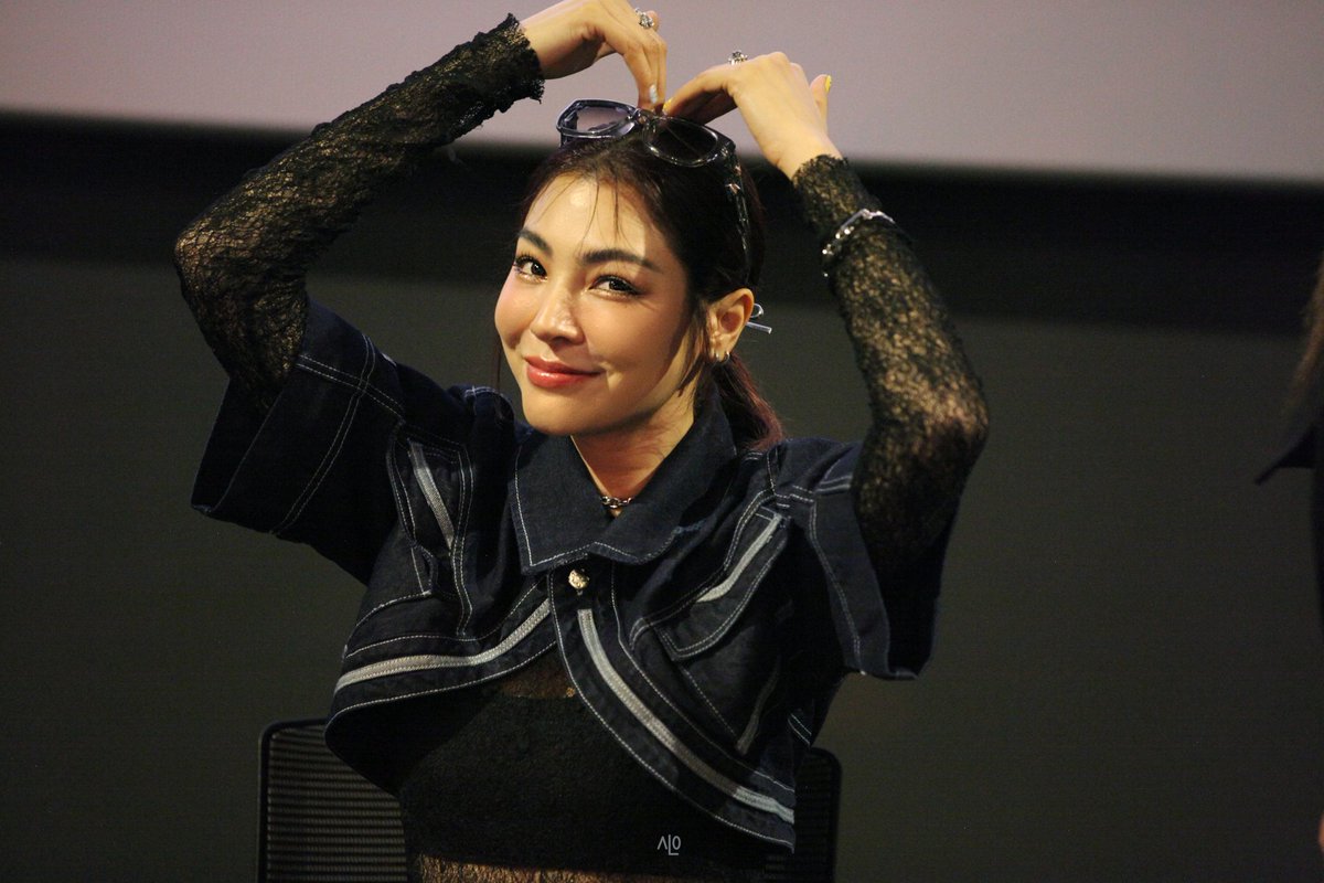 duacjs169's tweet photo. 실물 반도 못 담는 카메라 다 뿌셔!!! 
내 똥손도 뿌셔... 보정 못 하겠어요...ㅎㅎ

#파이야_요코야_어서와
#FayeYoko
#FayePeraya
#YokoApasra 
#BlankTheSeriesSS2inKorea
#FayeYokoInKorea https://t.co/dlM8U2iC9g