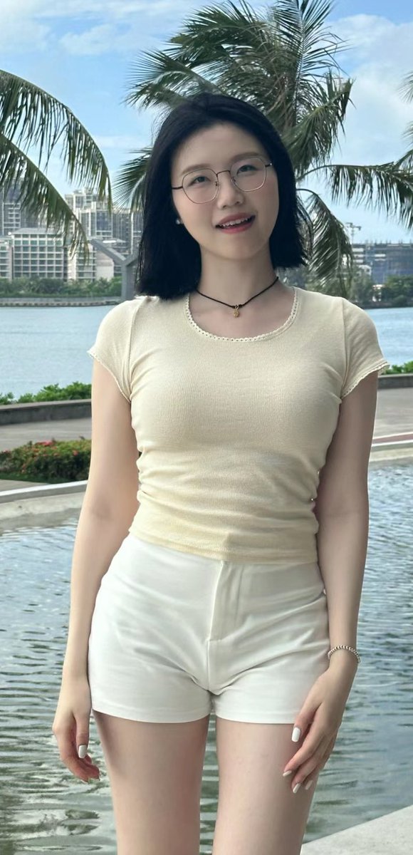 XXX1199742's tweet photo. 骚妈朋友穿这样去钓鱼，我说不怕被蚊子咬，骚妈朋友说不怕，然后一夜都没回来，回来的时候，说被几名钓鱼佬操了一夜。 https://t.co/WEJpgxFnND